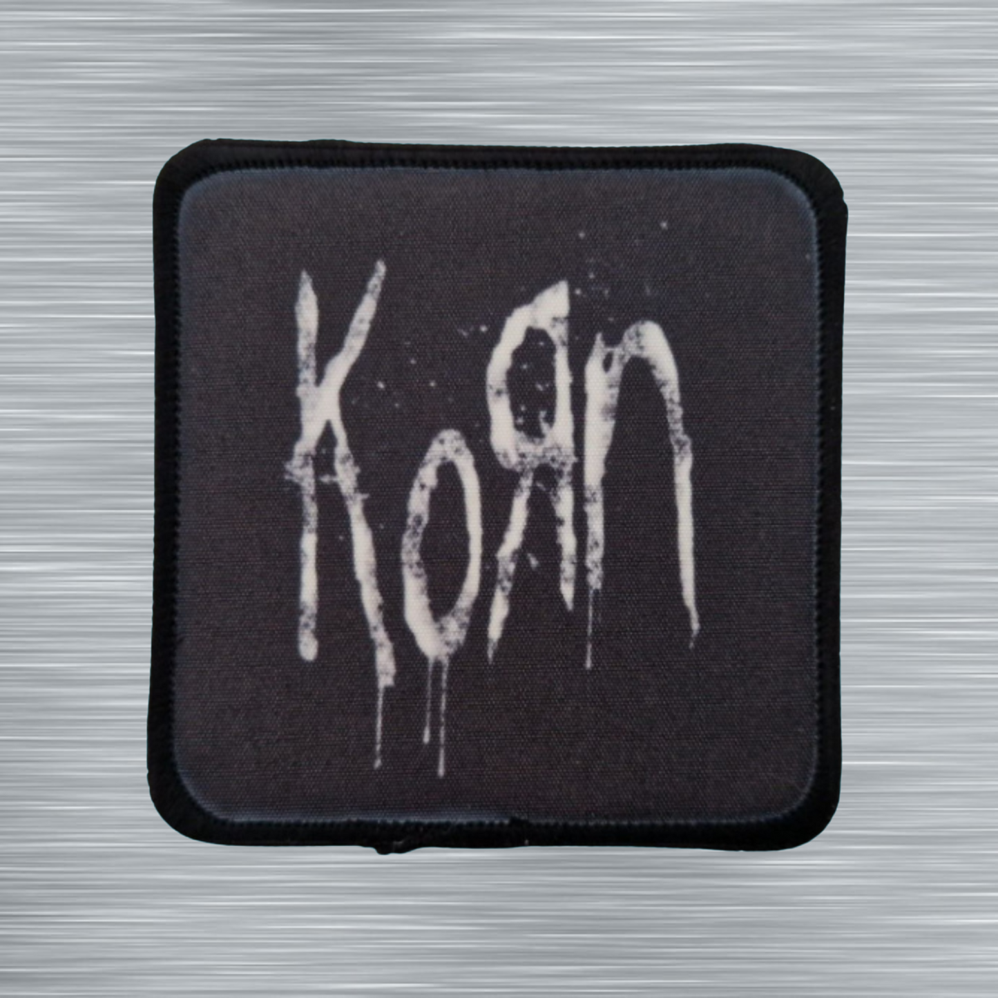 Patch Korn Logo blanc dégoulinant sur fond noir - Carré - Imprimé - 7,5 x 7,5 centimètres