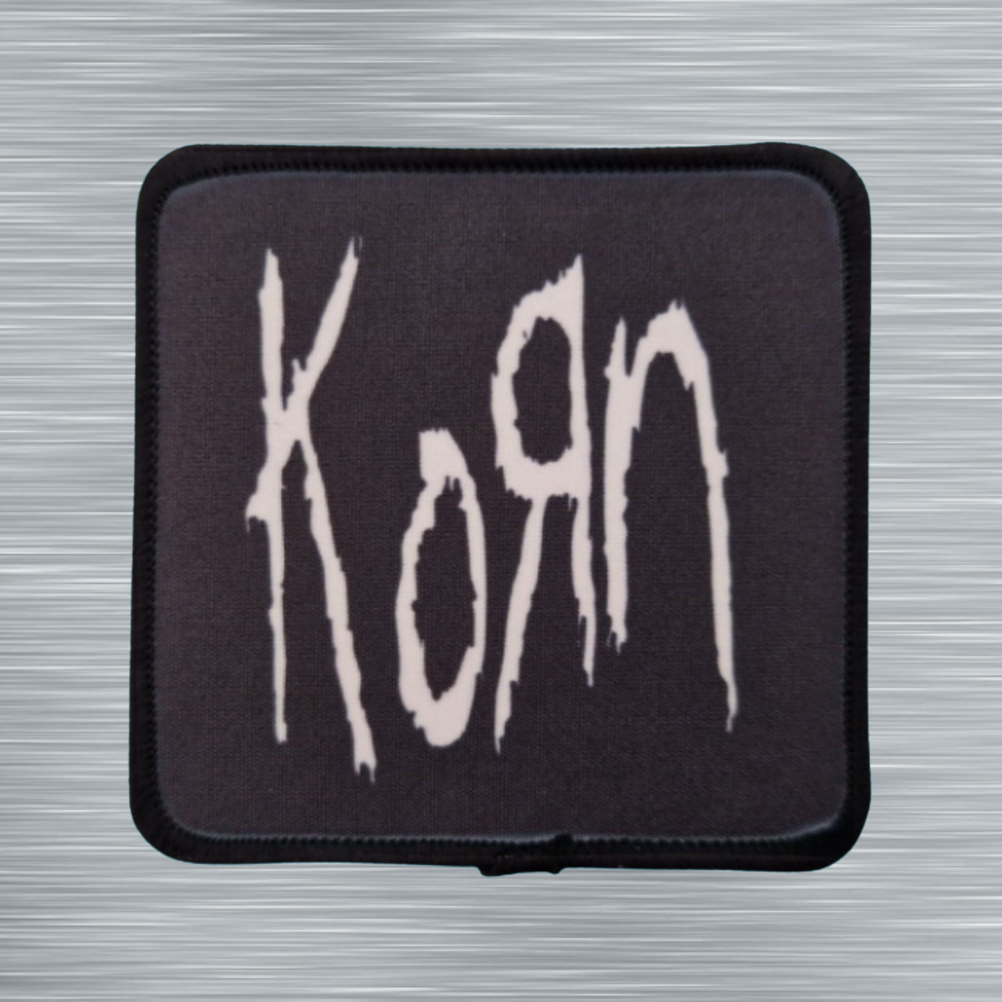 Patch Korn Logo blanc sur fond noir - Carré - Imprimé - 7,5 x 7,5 centimètres
