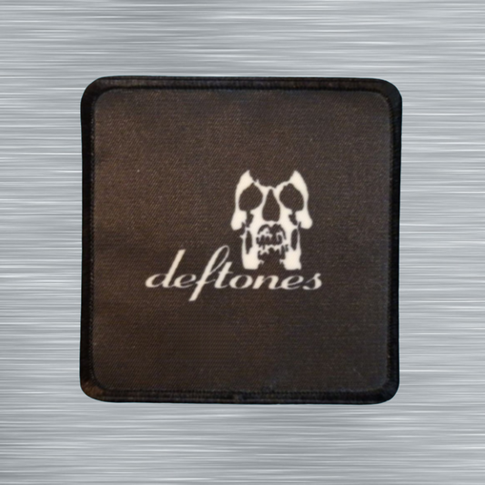 Patch Deftones Logo blanc avec tête de mort - Carré - Imprimé - 7,5 x 7,5 centimètres