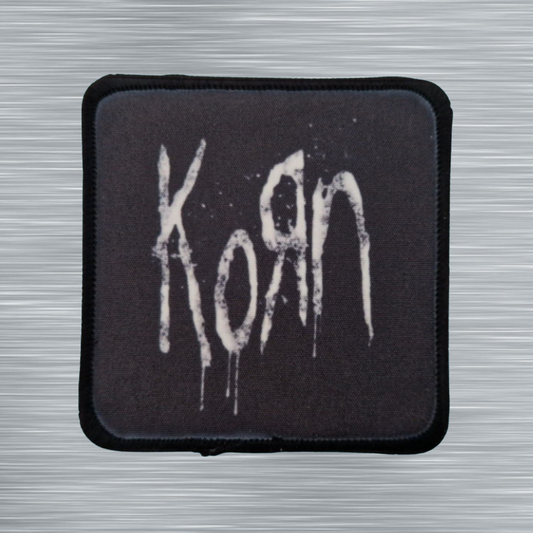 Patch Korn Logo blanc dégoulinant sur fond noir - Carré - Imprimé - 7,5 x 7,5 centimètres